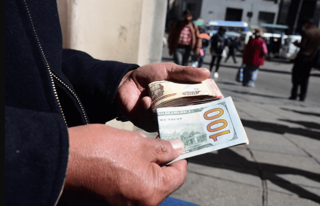 Escasez de dólares sacude la economía boliviana y pone en duda el modelo del&nbsp;Gobierno