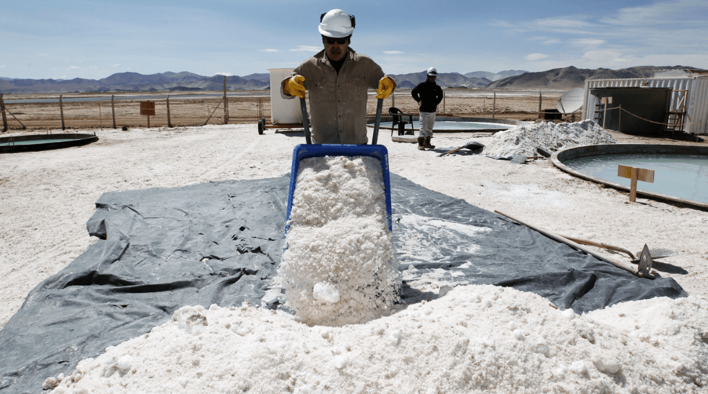 Contratos de litio con Rusia y China generan preocupación por “grandes daños”&nbsp;ambientales