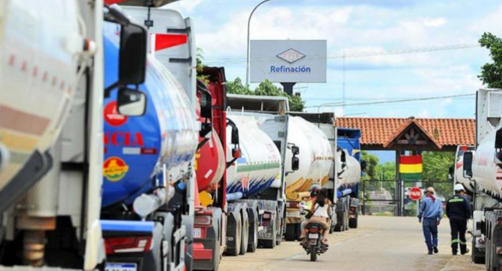Transporte internacional denuncia que 2.000 cisternas bolivianas están paradas en cuatro países por falta de combustible  